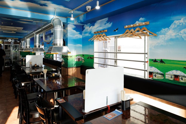 扉を開くとモンゴルの大草原が壁に広がる。