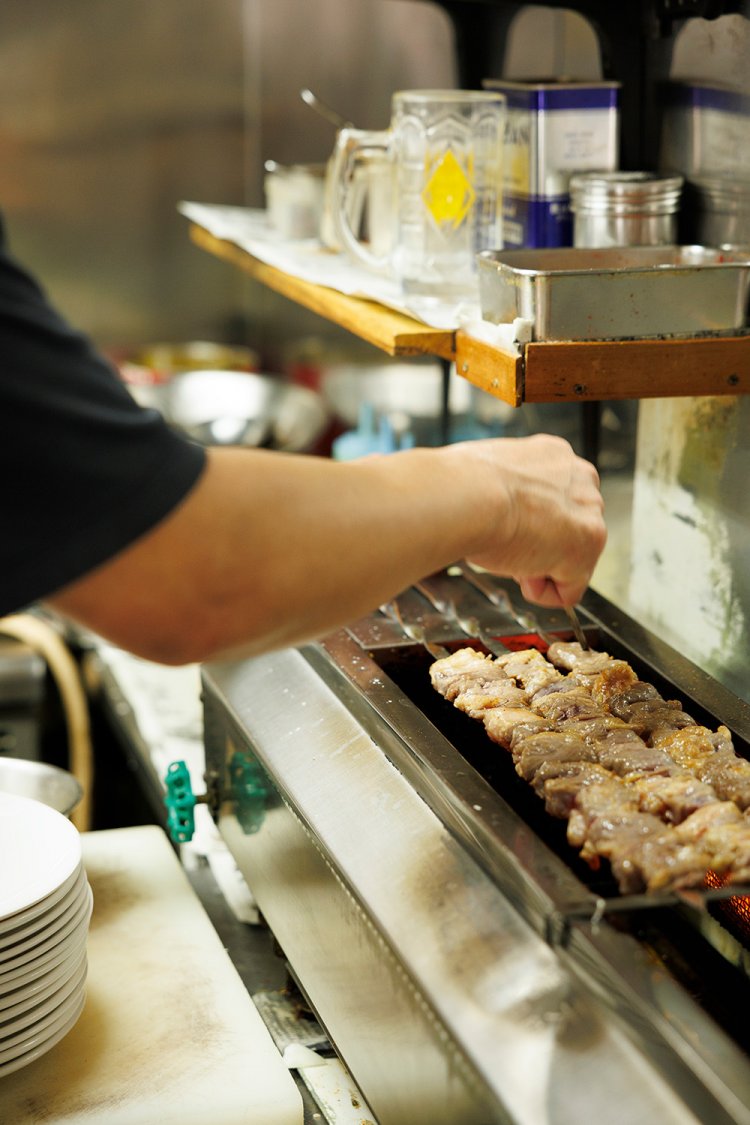  豪快に焼かれるラム肉は香りもうまみも文句なし。