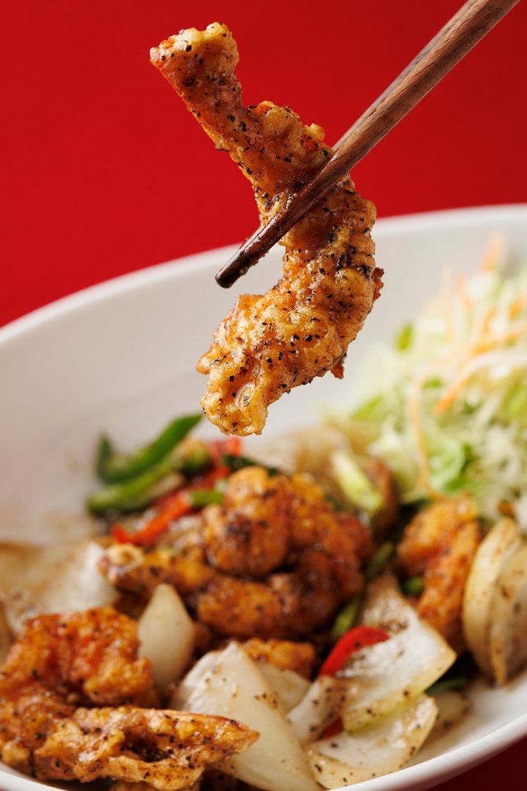 クンパット・プリック・タイダム1450円。エビを黒こしょうで仕上げた一品で、辛味とうまみに感動。海鮮料理も豊富だ。