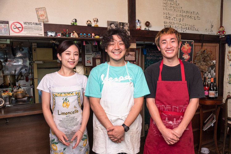 井上さん（中央）とスタッフの方々。