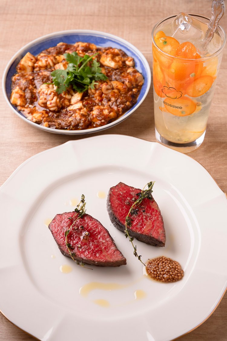 宮崎県産 有田牛クリミ炭火焼2500円（手前）。有田牛すじ肉の麻婆1100円は白子入り。