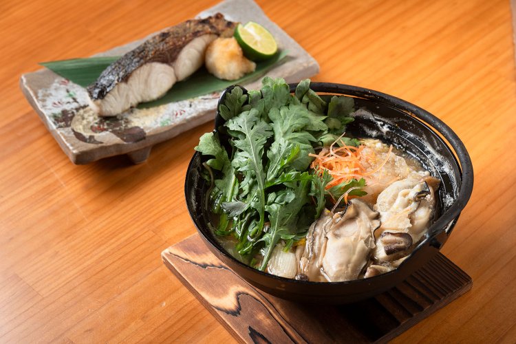 料理の内容はその日の仕入れ状況によって異なる。小鍋（カキみぞれ）1380円（手前）。カンパチ塩焼き880円。