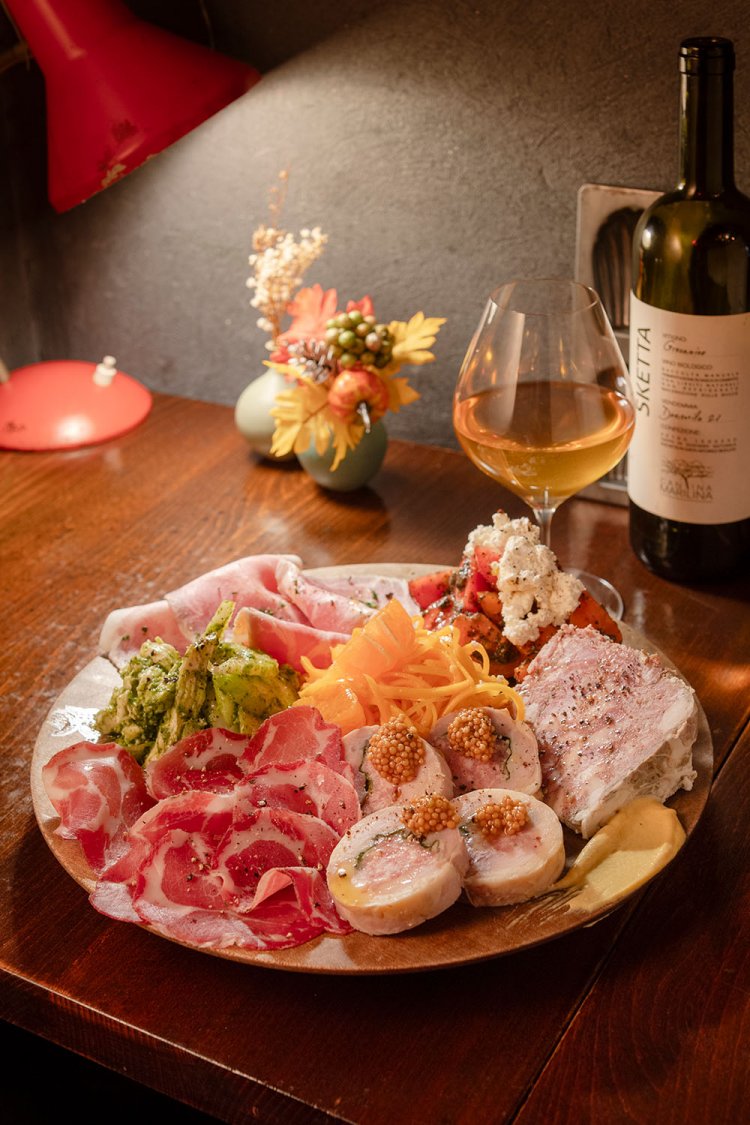 選べる前菜の盛り合わせ（7種）。1人前2200円（写真は2人前）。