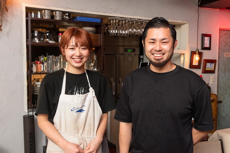 店長の粟飯原隆史さん（右）をはじめ笑顔のスタッフ。