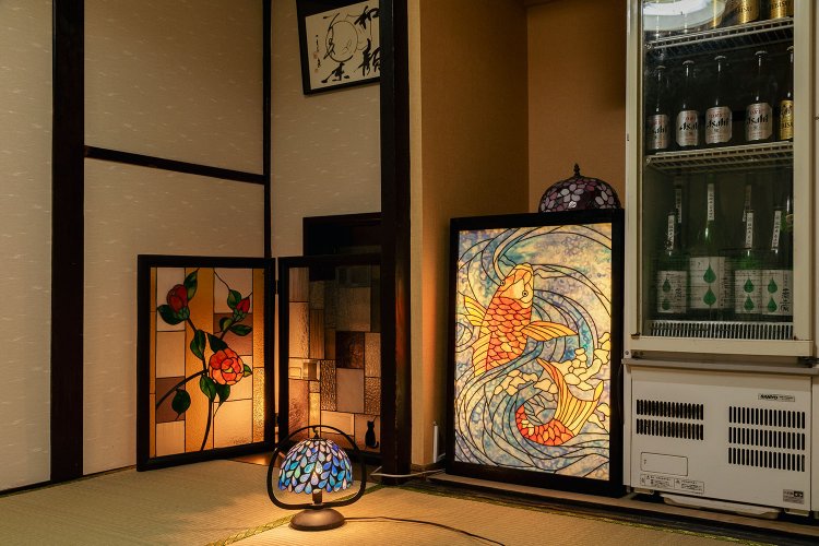 直子さん作のステンドグラスが店内を彩る。