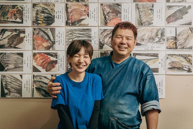 町 亮輔さん（右・鹿児島県徳之島町出身）と町 瞳さん（大阪府出身）。夫妻ともにルーツは奄美諸島だ。