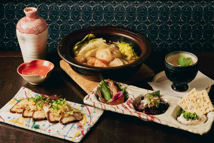 （左から反時計回りに）チャーシューネギ油かけ590円、おつまみ3点盛り890円、和の究極玉子の玉子プリン390円、自家製塩豚と鶏団子のポトフ1090円、地酒半合490円～。