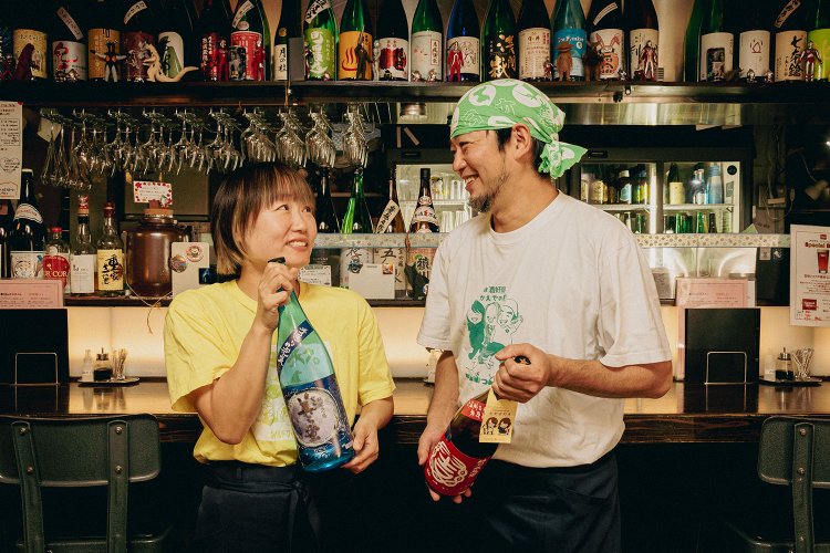 冨田和裕さん（右・東京都杉並区出身）と冨田千映さん（東京都大田区出身）。Tシャツも懇意の酒蔵『三芳菊』製。