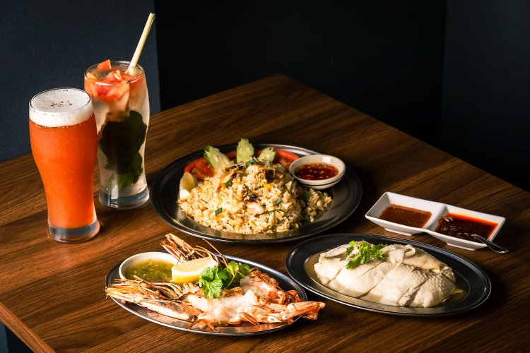 （奥から時計回りに）揚げ鯖炒飯990円、王様のよだれ鶏、エビのバター焼き各800円、タイ産紅茶ビール580円、トムヤムサワー480円。