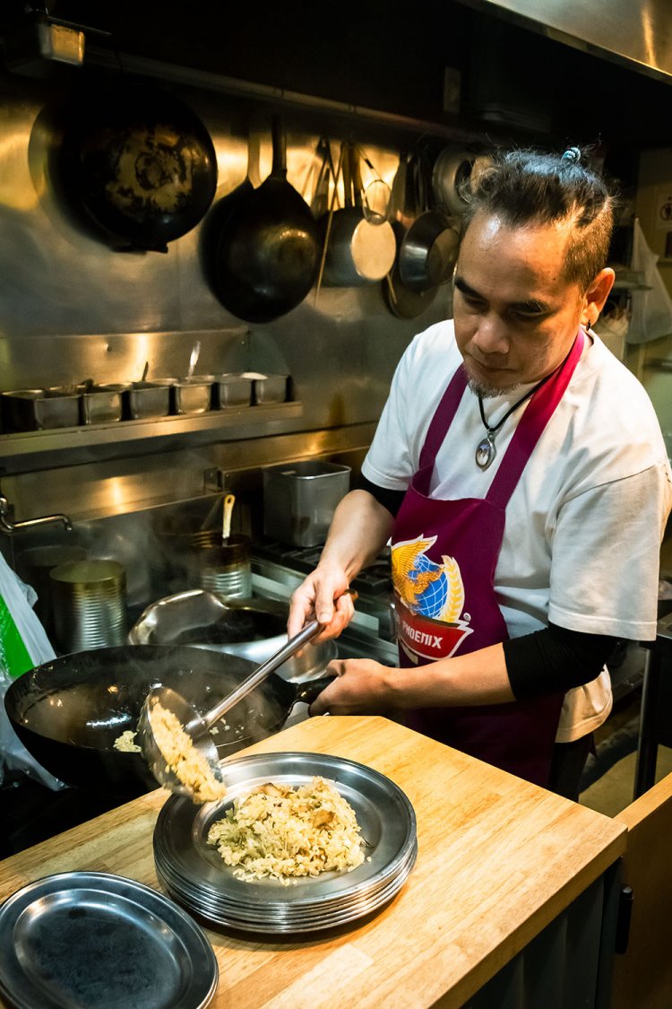 タイ中華を作るチャオさん。