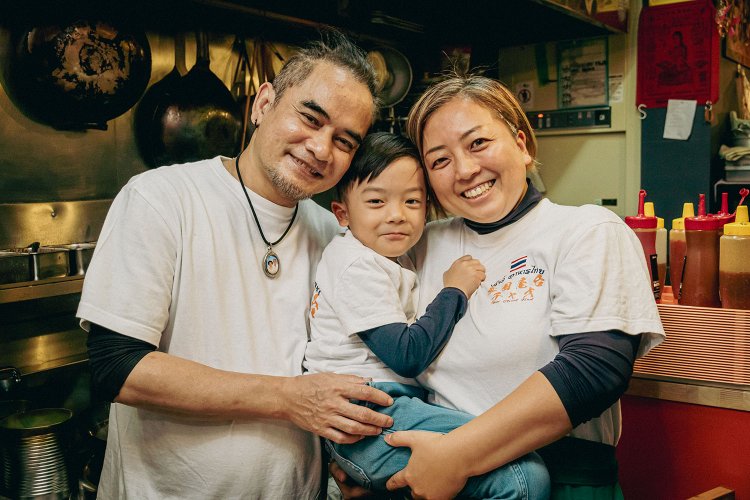  Mr.ガパオの異名を持つチャオさん（左・タイ王国ブリーラム県出身）、パクチーくん、チコさん（千葉県出身）。