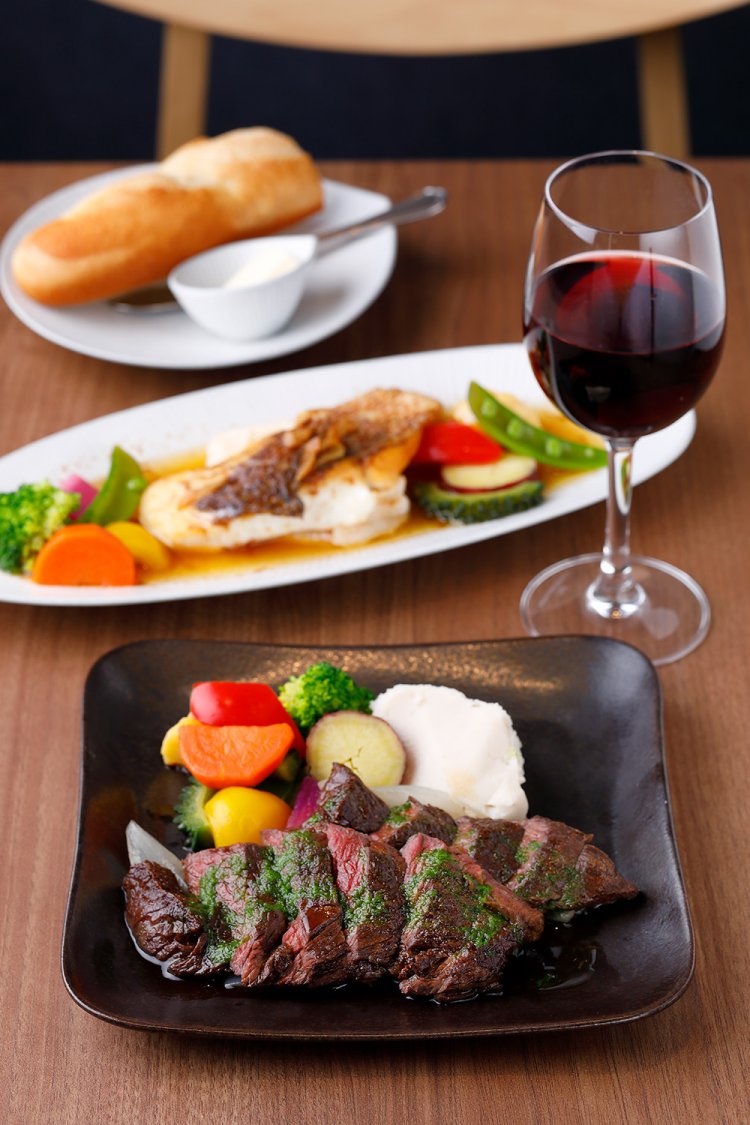 牛ハラミのステーキ 浅葱風味2000円～、鮮魚のポアレ1800円～、グラスワイン500円～。