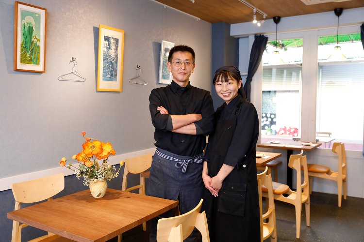 大岩さんはソムリエ資格も持っている。自身でチョイスしたワインが品書きに並ぶ。サービス担当・真綺（まき）さんの朗らかさも隠し味だ。