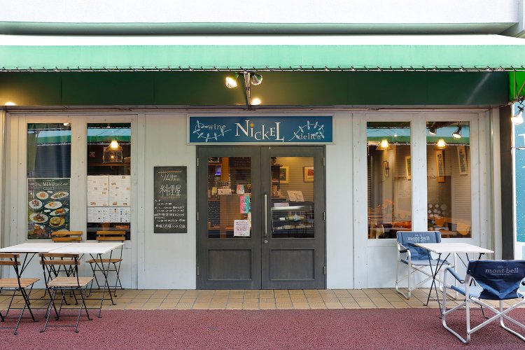 飲食店街の一番端っこに、こぢんまり。