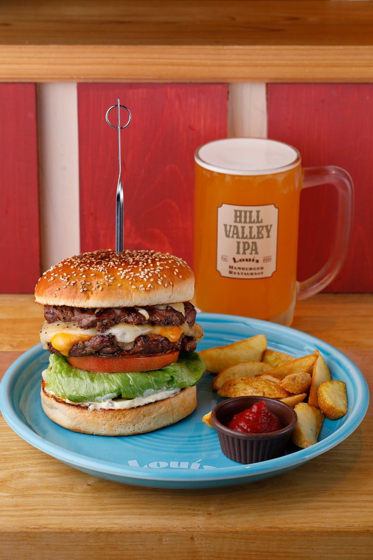 Cheese Royale 2600円。『ガハハビール』が醸造したHILL VALLEY IPA1300円は、ここでしかお目にかかれない一品だ。