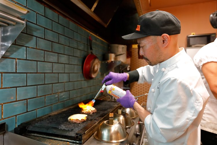 小塚さんは日本橋の人気店『ブラザーズ』出身。「パティは炭とグリラーでじっくり焼く！」