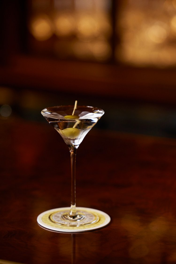 オリーブをトッピングした美しいマティーニ1980円。