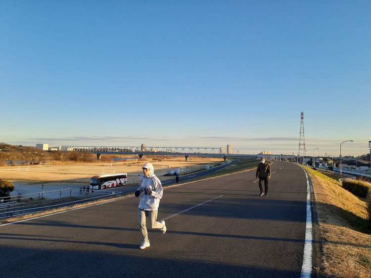 妄想によれば、三平は加代を夕暮れの江戸川土手に誘い、そして……。