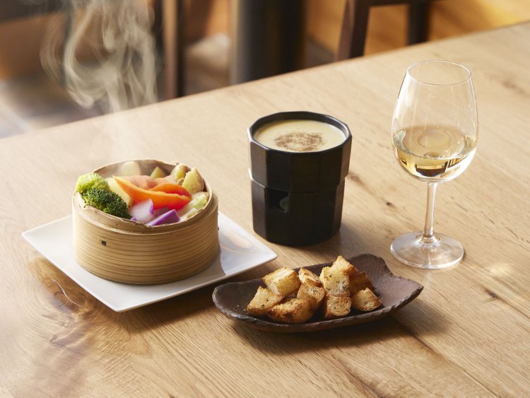 有機野菜のせいろ蒸し チーズフォンデュ1980円。グラスワイン600円～は約10種用意。