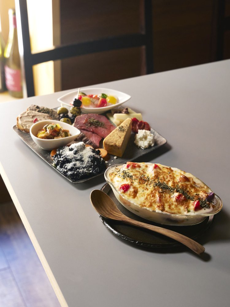 有機野菜のごろごろグラタン1210円、本日の前菜盛り合わせ2200円。