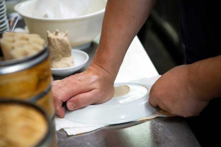 莜麺をこねる李さんの巧みな手つき。