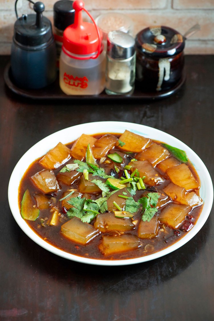 じゃがいものデンプンを固めた山西炒涼粉も険しい山里ならではの料理だ。1100円。