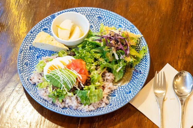 この日のミッドナイトランチのひとつ、アボカドタコライス1350円。昼のランチタイムならセットドリンク付きで1300円。