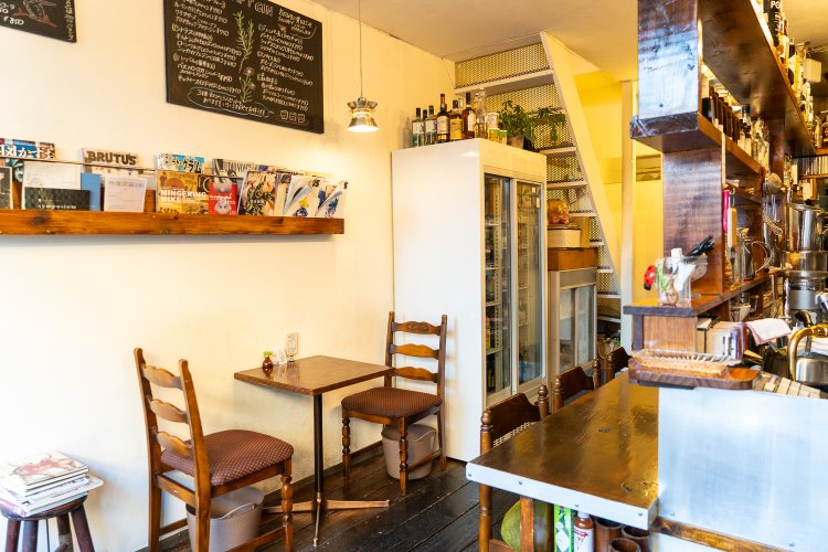 1階はテーブル席が2つとカウンター。