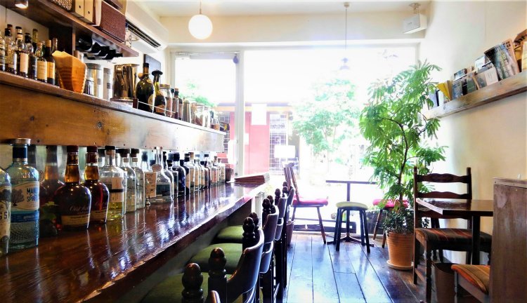 クラフトジンはボトルの形やラベルもそれぞれ個性的（写真は店舗提供）。