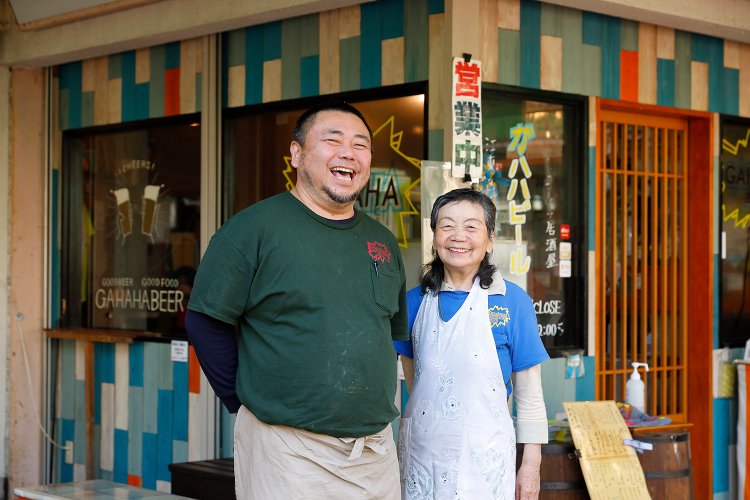馬場さんと母・玉枝さん。玉枝さんは常連衆から“まいちゃん”と親しまれる名物母ちゃんだ。