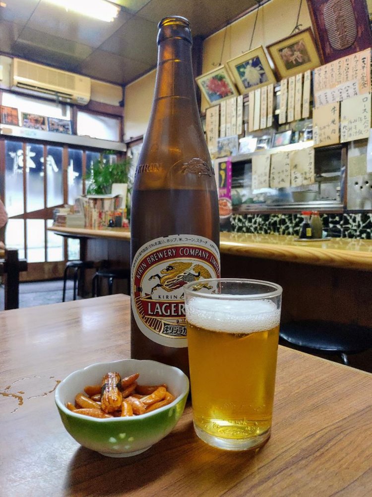 大瓶ビールとサービスのおかき。