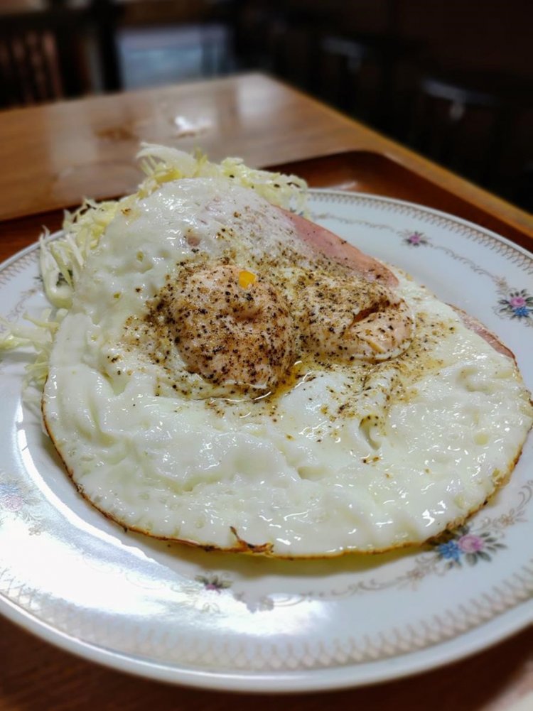 コショウが多めにかかったハムエッグ。
