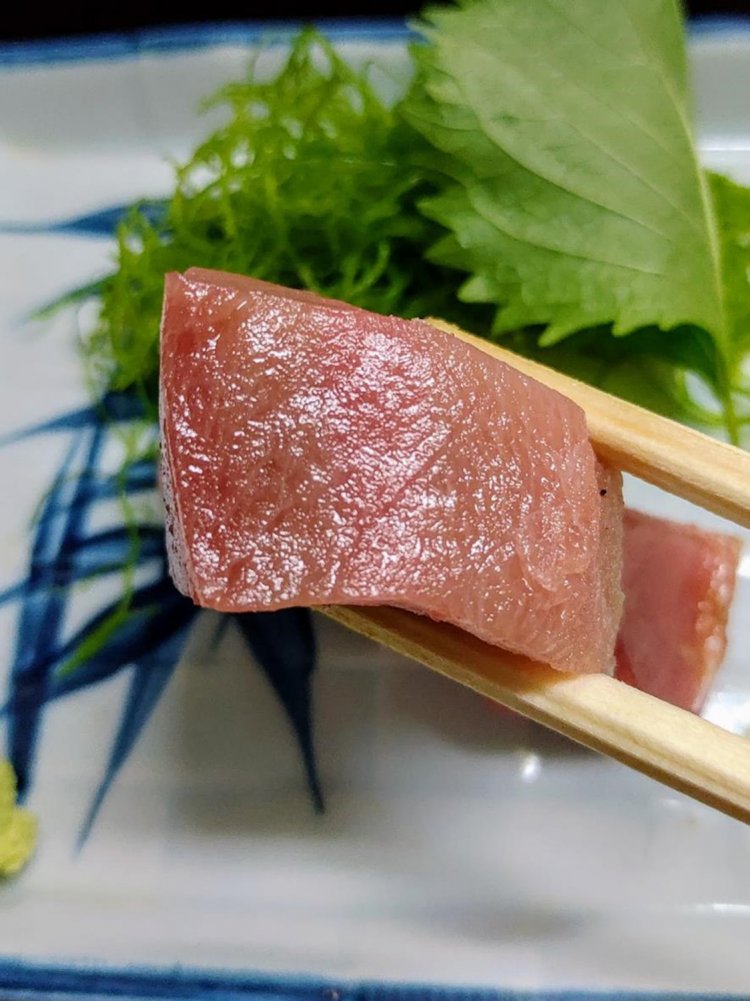 脂で箸から滑り落ちそうなトロ。