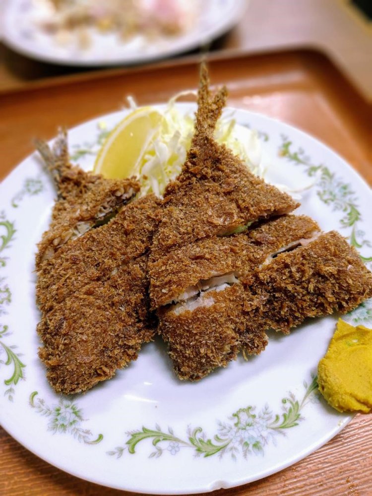 しっかりめに揚がったアジフライが二匹。