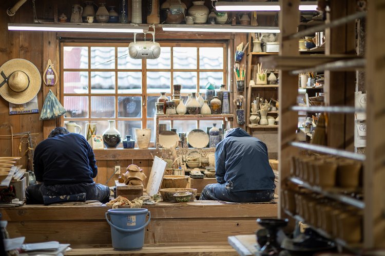 出西窯の工房内は見学できる。登り窯や外観以外の写真動画撮影は不可。（撮影：中野一行）