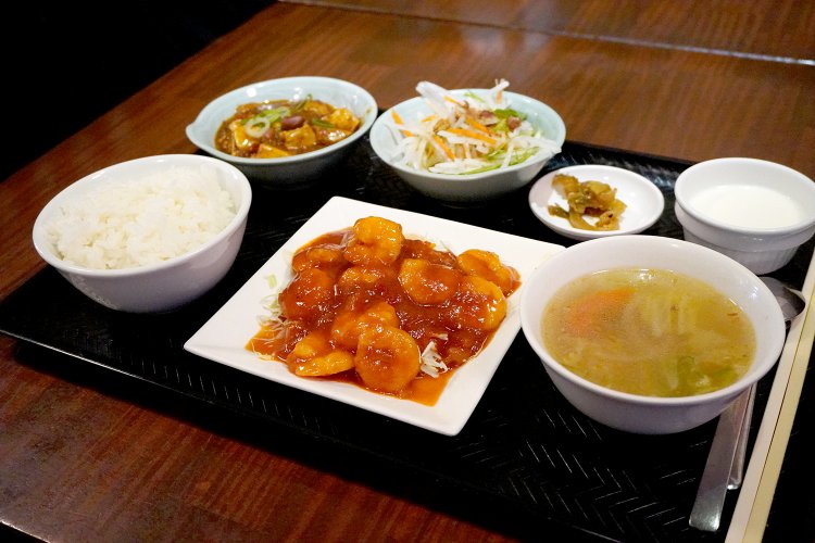 日替わりランチのエビチリ炒め＋麻婆豆腐セット980円。