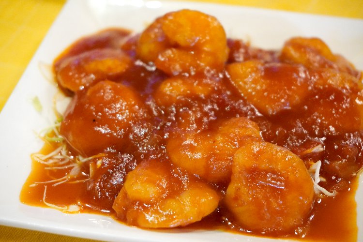 ボリューム満点の1皿。一体いくつエビが入っているんだ⁉