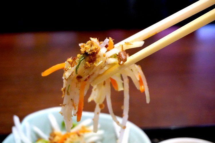 サラダにピーナッツをトッピング。張さんお手製ノンオイルドレッシングはお客さんに大好評。　