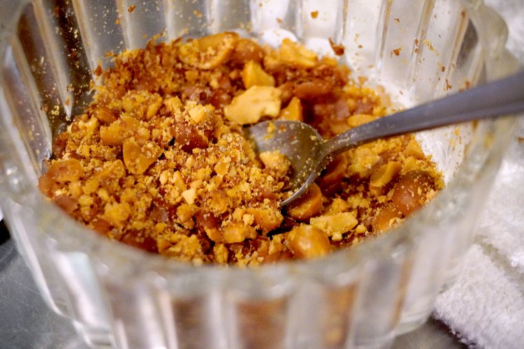 香りが立つように丁寧に揚げたピーナッツ。焦がさないように揚げるのが難しい。