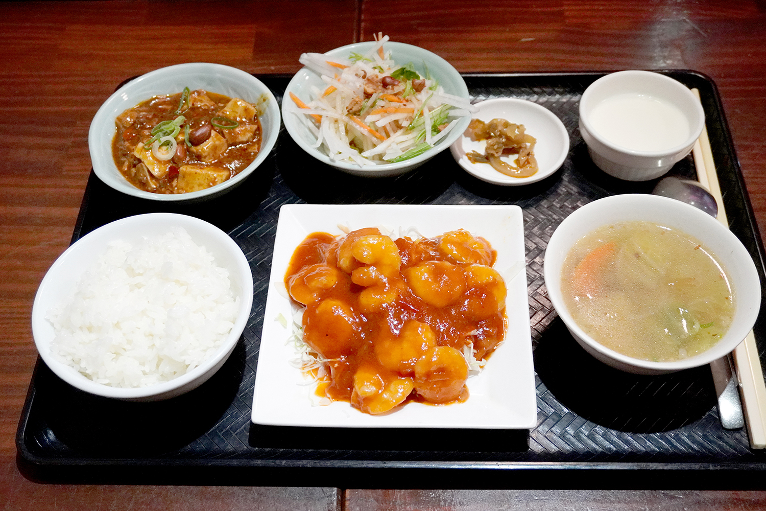 日替わりランチのエビチリ炒め＋麻婆豆腐セット980円。ご飯がパクパクすすむ。