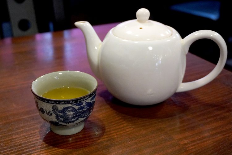 着席時にジャスミン茶がサービスで提供される。