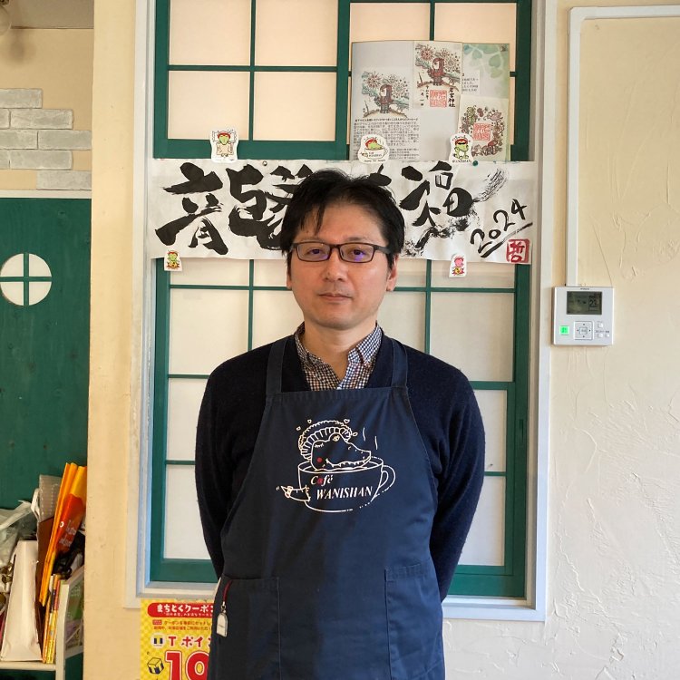 自ら毛筆でしたためた2024年のモットー「龍笑問来福」と共に。