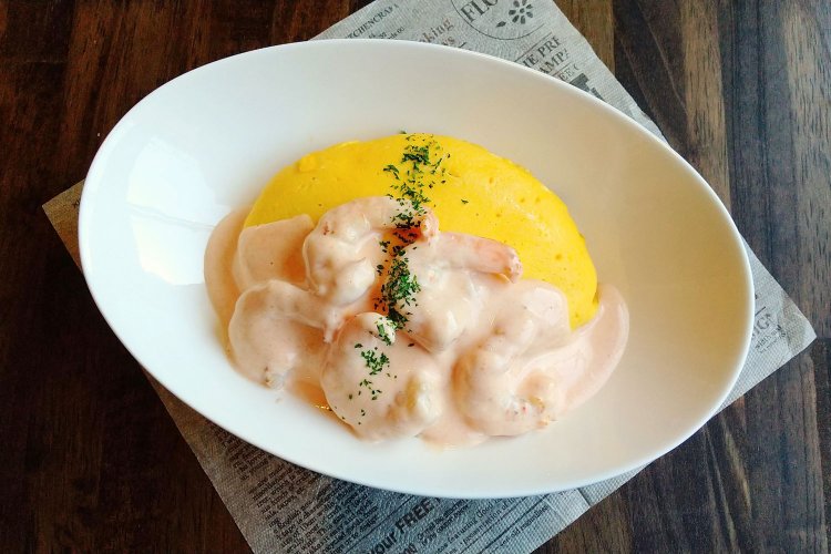 高菜ライスにエビマヨと卵の組み合わせが絶妙なハーモニーを生み出すエビマヨオムライス。（写真＝店舗提供）