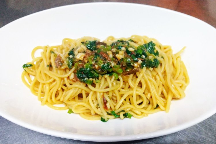 佐藤さんがカフェオープンに向けて最初に開発したメニュー、へしこと小松菜の和風パスタ。（写真＝店舗提供）