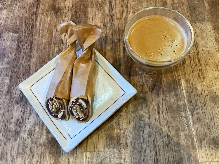 断面が愛らしく、手で持ってぱくっと頬張れる食べやすさが魅力のあんバタークレープ418円。