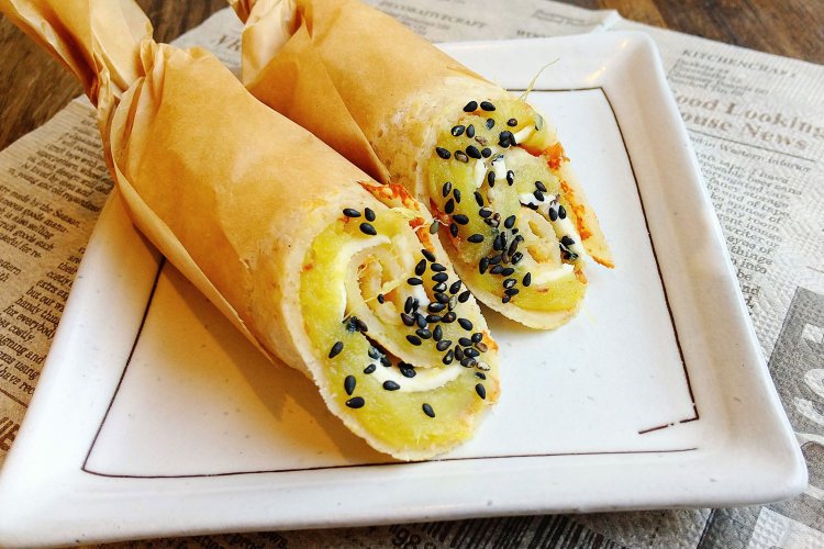 低温でじっくり紅はるかの甘さを引き出した焼き芋を包み、生地をキャラメリゼした蜜芋クレープ。（写真＝店舗提供）