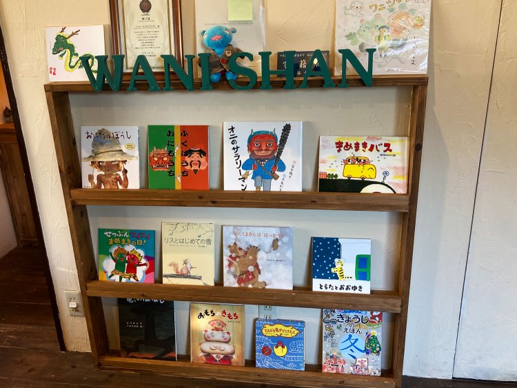 手作り感のある絵本の棚が目を引く。