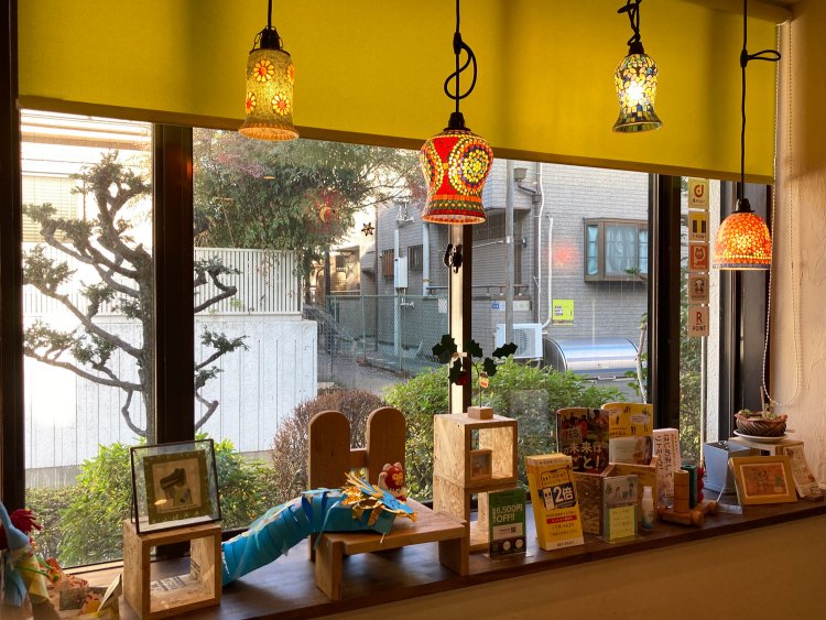 大きな窓から明るい光が差し込み、居心地が良い。