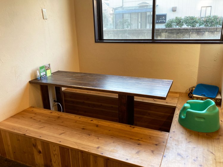 ベビーカー入店可。掘りごたつ風の席では、赤ちゃんを寝かしておくことができる。トイレにはベビーベッドを設置するなど、様々な心遣いが感じられる。