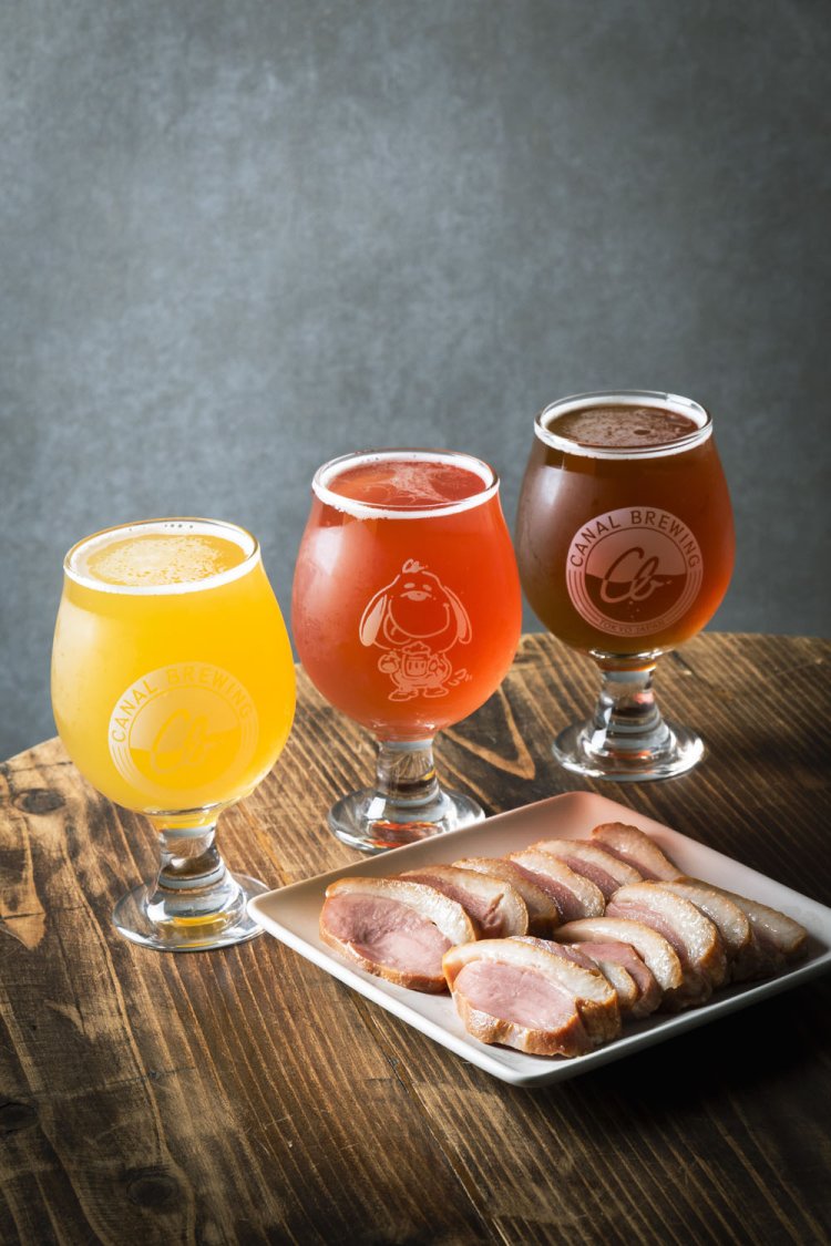 各種ビールはSサイズ1100円～。合鴨スモーク770円。